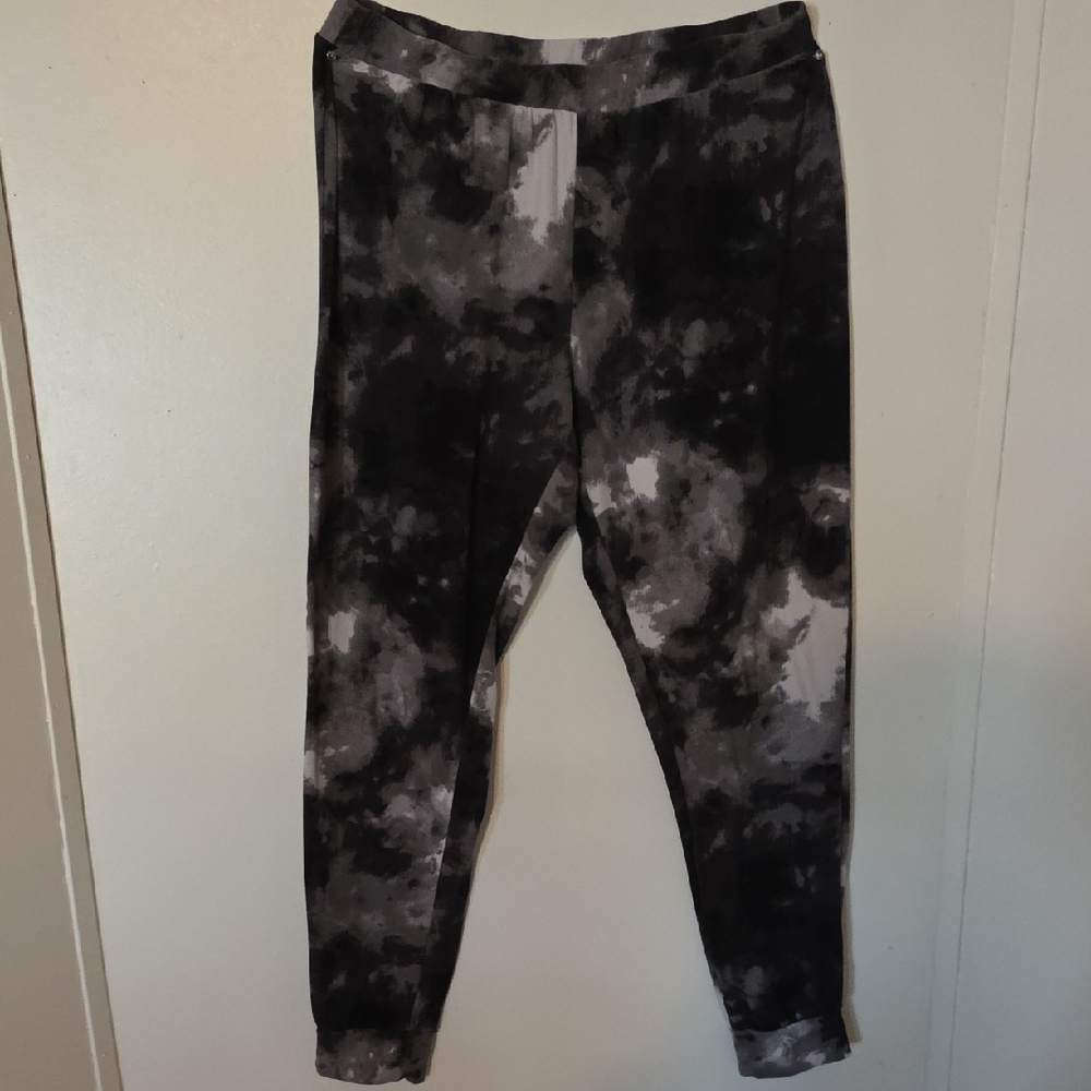 Bobbie Brooks Black and Gray Tie-Dye Leggings